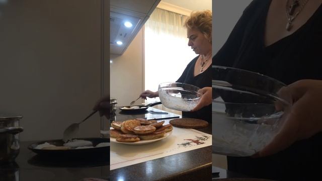 Пеку на сковородке чурек кукурузные лепешки смотреть онлайн