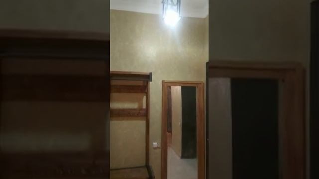 Прихожая, зеркало, входная дверь и люстра. Отделка и мебель в стиле лофт.