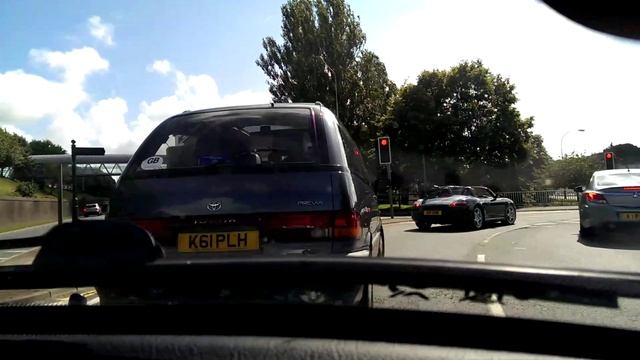 Cut up on Coppins bridge by K61PLH Toyota Previa смотреть онлайн