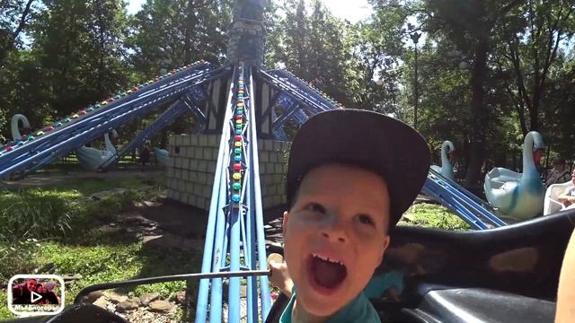 Миша в парке развлечений катается на аттракционах ! смотреть онлайн