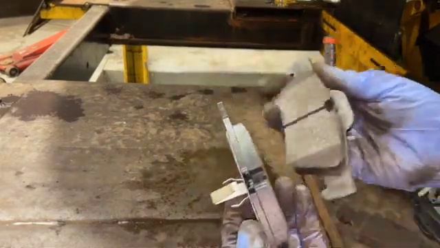 Mercedes CLS Rear Brake Pad Replacement смотреть онлайн