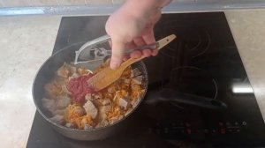 Гуляш из свинины. Пёркёльт. Венгерская кухня. Гуляш из свинины с подливкой.