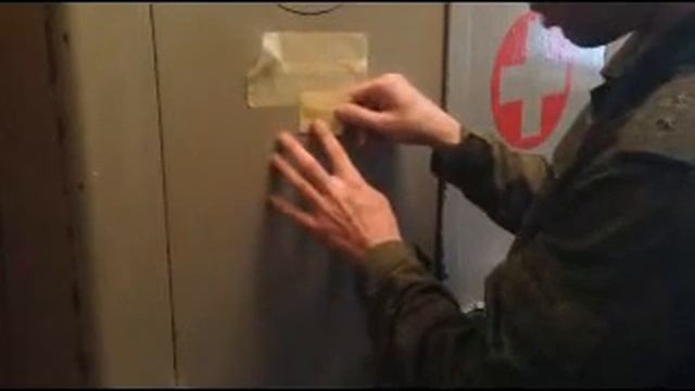 клеим наклейку смотреть онлайн