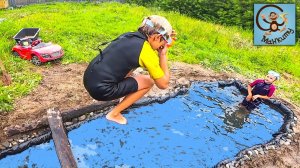 Диана и Даня играют в строителей, делают бассейн в огороде. МанкиТайм