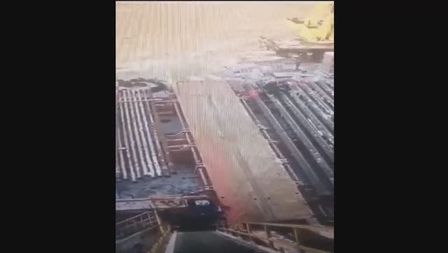 Сварщику зажало и сломало ногу трубой 340 мм.