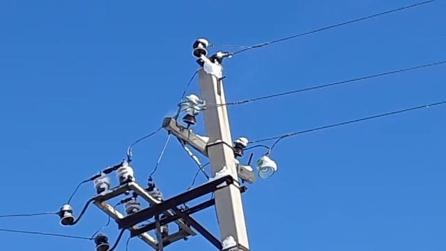 столбы траверс горить 10кволт