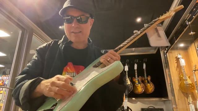 Fender Tom DeLonge Stratocaster With Invader SH8 Pickup Surf Green Guitar Center LIVE! 12/13/23 смотреть онлайн