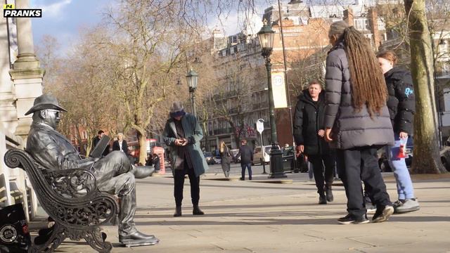 12) Statue moving in real life in London!Living statue street performer in London!#P4pranks_Officia смотреть онлайн