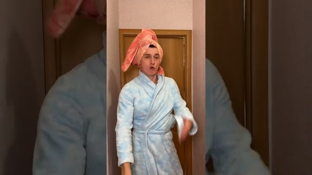 НАРАСТИЛИ НОГТИ С БАТЕЙ, ЧТОБЫ НЕ УБИРАТЬСЯ  | Приколы от SIDELNIKOVVV | #Shorts