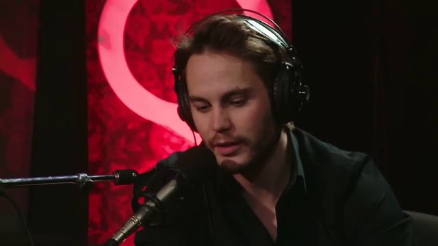 Canuck heartthrob Taylor Kitsch in Studio Q смотреть онлайн