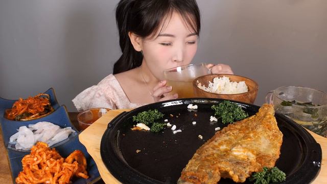 입맛 없을 땐 집밥이 직방🍚 기름가자미 구이, 회, 전복조개미역국, 반찬 먹방 Grilled fish [eating show] mukbang korean food смотреть онлайн