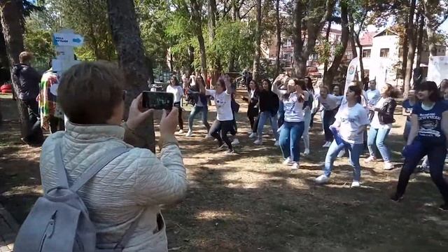 В Анапе в День города зажигательно танцевала молодежь смотреть онлайн