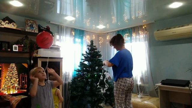 Украшаем ёлку ?⛄. Новогодние украшения. Первая поделка в сад смотреть онлайн