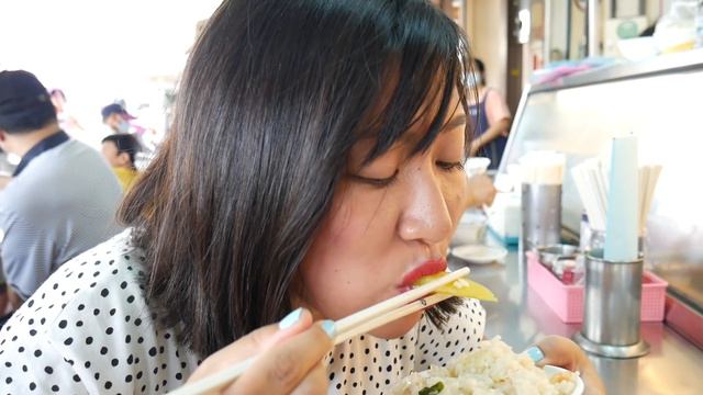 Unreal Taiwan STREET FOOD tour in Tainan | FRESHEST beef EVER | Tainan's most FAMOUS food смотреть онлайн