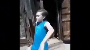 пацан выходит из туалета как шрек