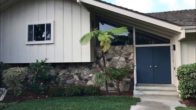 Come with me to the Brady Bunch house! смотреть онлайн