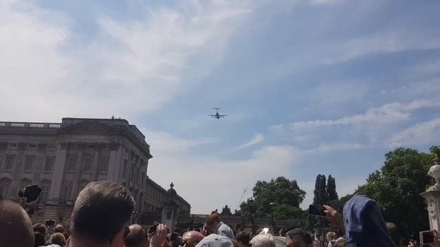 Trooping The Colour Flypast Highlights At Buckingham Palace 09/06/2018. смотреть онлайн