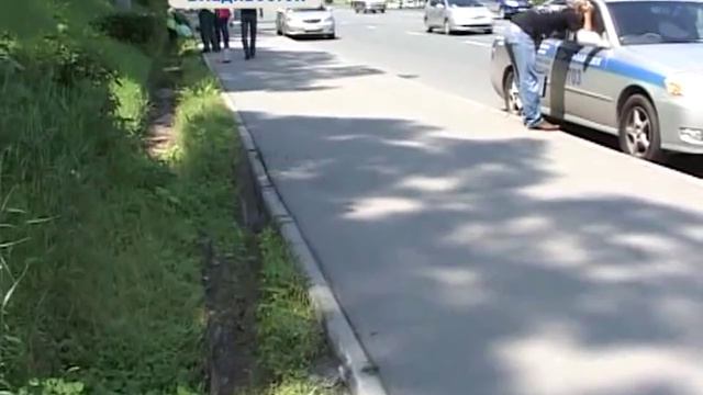 Большегруз перевернулся в районе Второй речки смотреть онлайн