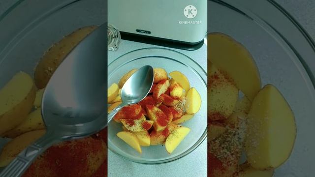 КАРТОФЕЛЬ с КОЖУРОЙ в духовке с соусом. #наскоруюруку #food #картофельвдуховке #молодойкартофель смотреть онлайн