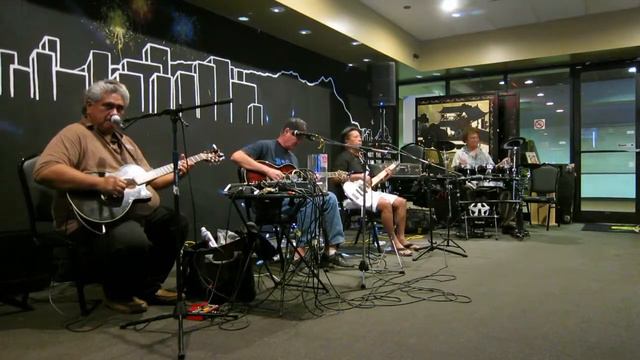 Kale Bannister sings Hawaiian Swing at Fat Boys Ala Wai Golf Course смотреть онлайн