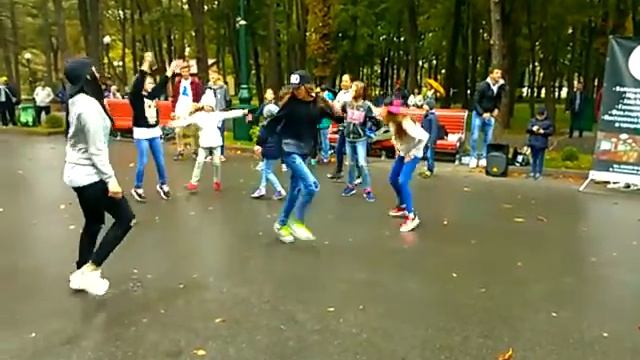 Студия танцев UkrDanceTeam / Парк Горького / Flash mob / смотреть онлайн