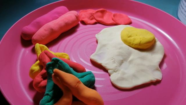 Лепим завтрак для игрушек/making breakfast for toys смотреть онлайн