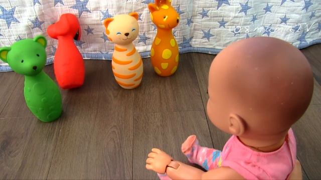 Куклы Пупсики Аннабель Учится Ходить Играет в Игрушки Как Мама Мультик Для девочек смотреть онлайн