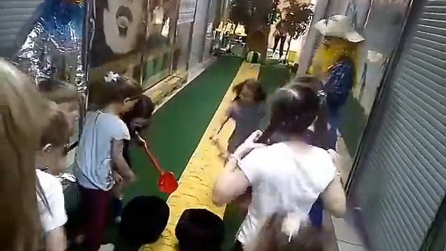 На день рождения к Аделине,а потом на день рождения к Диане) смотреть онлайн