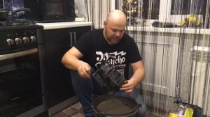 Замес прикормки перед зимней рыбалкой дома.