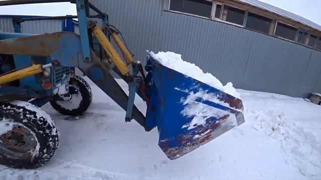 МТЗ 80на расчистке снега в деревне. Весна 2021 смотреть онлайн
