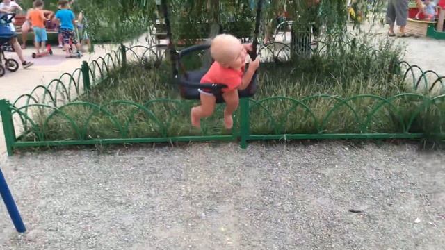 ДЕТСКИЙ СМЕХ РЕБЕНКА НА КАЧЕЛИ смотреть онлайн