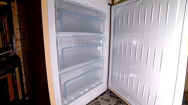 Холодильник Liebherr CNbe 4313-20 стоит в коридоре 6 марта 2020 года, правка геометрии, 1440p