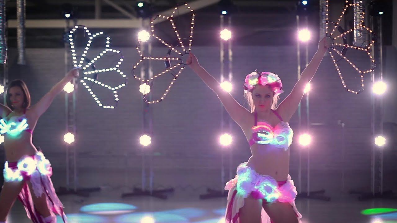 Зажигательный номер с веерами из светового шоу "Роза ветров" смотреть онлайн