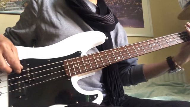 Lets groove tonight bass play along.Squire Bass with ToneRider pickups/Fender Rumble 15 amp. смотреть онлайн