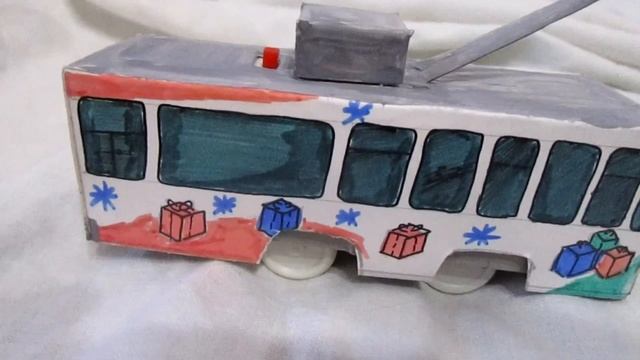 Троллейбус вокруг ЁЛКИ. Игрушечный троллейбус на батарейках#машинки #городскойтранспорт