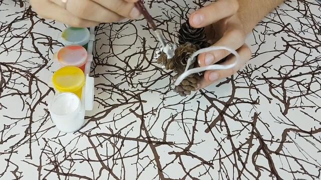 Елочная игрушка из шишек! Новогодняя поделка! смотреть онлайн