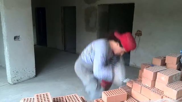 Антонио разбивает кирпич попытка 2 смотреть онлайн