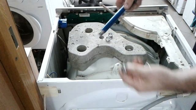 Самодельный ключ для снятия противовеса на стиральные машины Hotpoint Ariston и Indesit смотреть онлайн