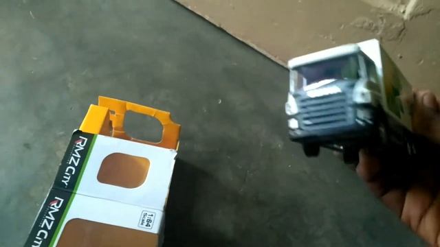 Rmz city diecast trucks scania p360 and scania p360 bp and Castrol trucks смотреть онлайн