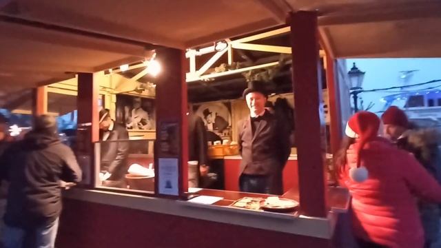 Рождественская ярмарка в гавани города Леер (Германия) смотреть онлайн