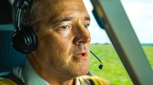 На солнце, вдоль рядов кукурузы — Трейлер (2023)