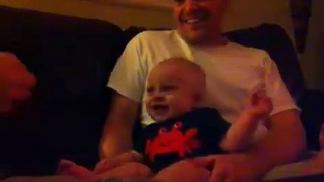 Jack giggles at torn paper (again)! смотреть онлайн