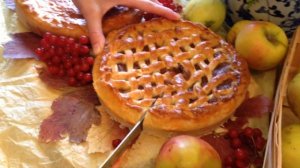 Пирог с калиной и яблоками