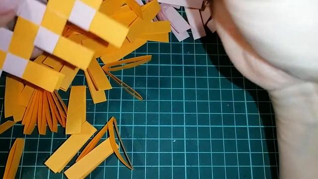 Корзинка из бумажных полос ч.1 смотреть онлайн
