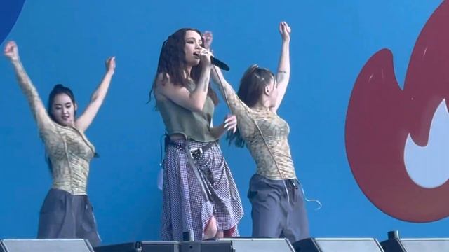 Валя Карнавал - Ромашки Live 2023 Блогеры России смотреть онлайн