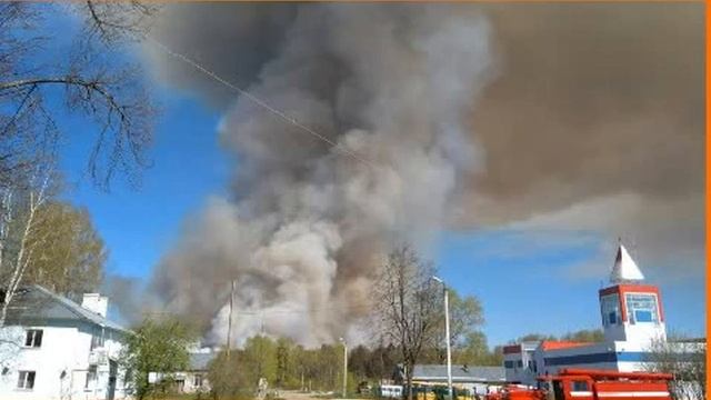 Люди в панике бегут из российского городка, где взрываются боеприпасы на военскладе смотреть онлайн