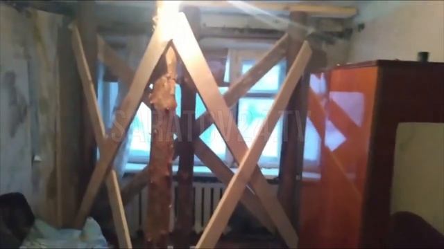 В Саратове разрушился ещё один дом. Люди на улице В Саратове разрушился ещё один дом. Люди на улице смотреть онлайн