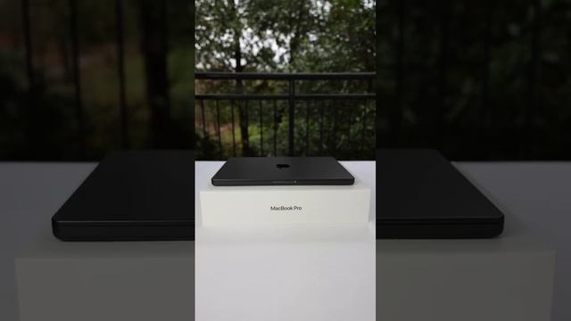 Sleek Space Black M3 max MacBook Pro смотреть онлайн