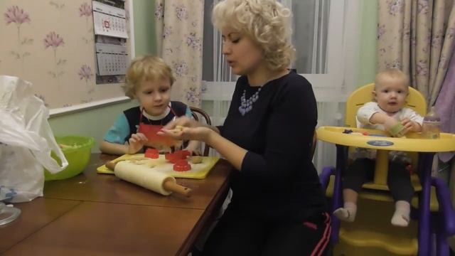 ВЛОГ печем печенье с цветной глазурью сердечки и звездочки смотреть онлайн