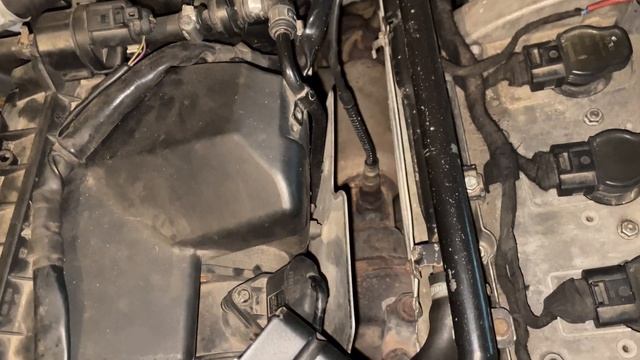 Простая замена троса замка капота на Ауди A4B6 1.8Т смотреть онлайн